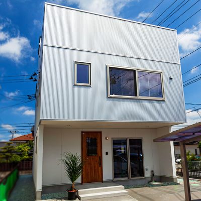 屋上リビングがあるアウトドアライフを楽しむ家
